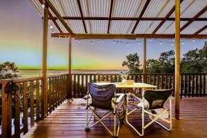 Seaview - Charming Two-Bedroom Home with Stunning Views of the Historic Bay of 1770 - Wilson Island