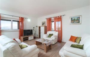 Five-Bedroom Holiday Home In Donji Humag