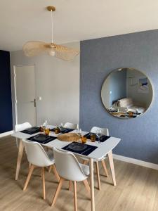 Appartements Appartement 65m2 avec balcon vues partielles mer a 150m de la plage et centre, wifi et parking prive : photos des chambres