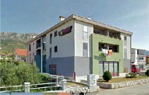 3 Bedroom Nice Apartment In Kastel Gomilica 
