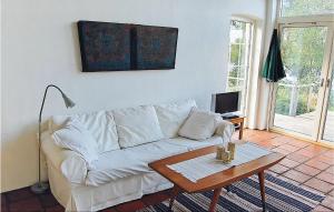 Cozy Home In Åsljunga With Kitchen