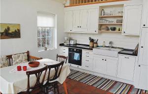 Cozy Home In Åsljunga With Kitchen