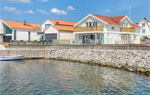 Cozy Apartment In Rönnäng With..