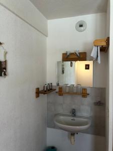 Maisons de vacances Chalet de la Yodine : Chambre Triple avec Salle de Bains Commune