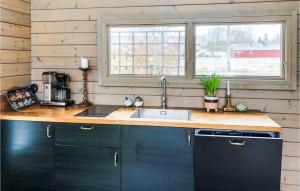 Cozy Home In Åmmeberg With Wifi