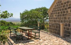 4 Bedroom Cozy Home In Otok