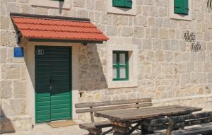 4 Bedroom Cozy Home In Otok