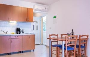 Cozy Apartment In Baska Voda With House Sea View 