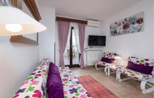 Pet Friendly Apartment In Peroj