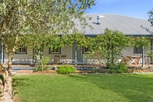 Charming Heritage Haven 'Ye Olde St Leonards Hotel' 3 Bedroom, Pet Friendly, Fire Place, Free Wifi & Netflix, Walk to Beach & Shops - Indented Head