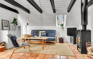 Cozy Home In Glesborg With Wifi