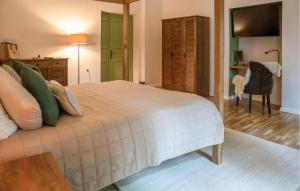 Gorgeous Apartment In Otocac With Sauna