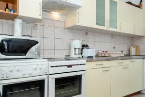 Apartment in Palit with terrace, air conditioning, W-LAN, washing machine 4386-1 