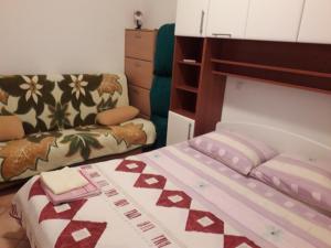 Apartment in Palit with terrace, air conditioning, W-LAN, washing machine 4386-1 