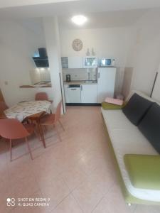 Apartment in Lopar with sea view, terrace, air conditioning, Wi-Fi (4618-3) 