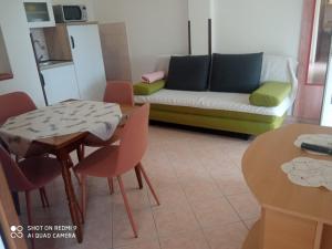 Apartment in Lopar with sea view, terrace, air conditioning, Wi-Fi (4618-3) 