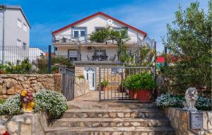 3 Bedroom Amazing Apartment In Jasenice 