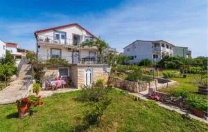 3 Bedroom Amazing Apartment In Jasenice - Ясенице