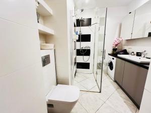 Filmowa kawalerka z uroczym tarasem i garażem podziemnym