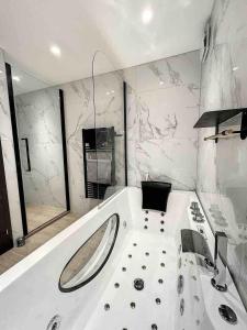 BRP Cannes Center,Two-Bed Deluxe Apart with Spa bath