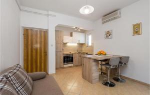 1 Bedroom Amazing Apartment In Kampor 