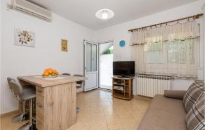 1 Bedroom Amazing Apartment In Kampor