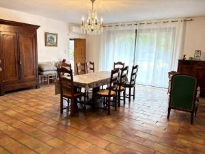 Villas Superbe Mas en Pierre, Piscine, Boulodrome, 14 pers : photos des chambres