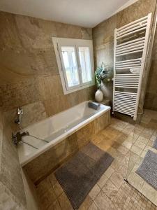 Villas Superbe Mas en Pierre, Piscine, Boulodrome, 14 pers : photos des chambres