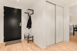 Dinbnb Apartments I 1 minute to tram! Newly built with balcony & 3 beds