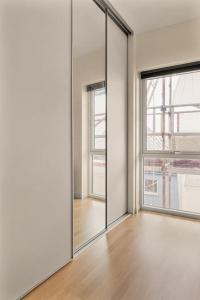 Dinbnb Apartments I 1 minute to tram! Newly built with balcony & 3 beds