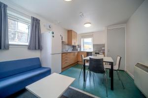 JOIVY Budget 4,5 and 6 bed private flats, in Historic Old Town