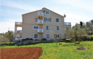 2 Bedroom Cozy Apartment In Kukljica 