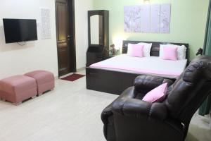 Modern Jacuzzi Spa Tub 1BHK Suite South Delhi (3)