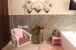 Modern Jacuzzi Spa Tub 1BHK Suite South Delhi (3)