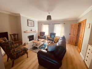 Cosy 3 bedroom townhouse with wood pellet stove!