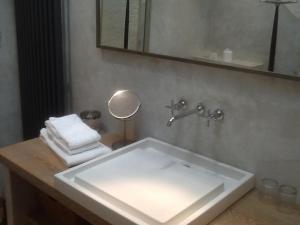 B&B / Chambres d'hotes B&B Chateau Legier : Chambre Double avec Salle de Bains Privative