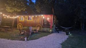 Sejours chez l'habitant Git'an Perigord Roulotte bella : photos des chambres