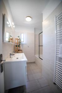 Appartements COSYFAMILY 1er etage Piscine -WIFI- NEUF-FAMILLE -15MIN PLAGE - TOP PROS SERVICESConciergerie : photos des chambres