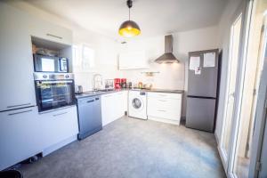 COSYFAMILY 1er étage Piscine -WIFI- NEUF-FAMILLE -15MIN PLAGE - TOP PROS SERVICESConciergerie