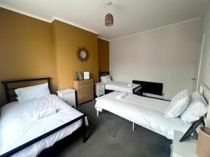 3 BDRM close to beach&city