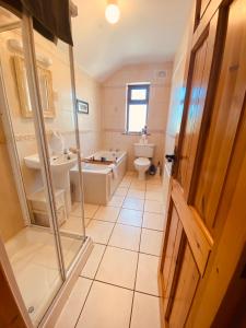 Cosy 3 bedroom townhouse with wood pellet stove!