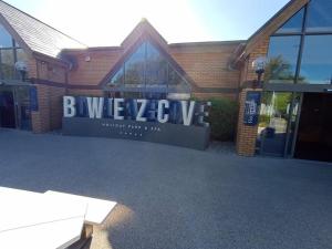 Sleeps 6 Pets Allowed & Free Parking