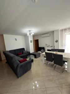 Luxury 3 bedroom apartment with sea view