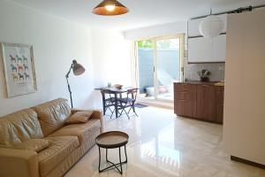 Refurbished apartment with terrace and garden