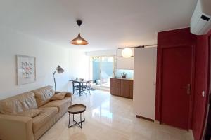 Refurbished apartment with terrace and garden