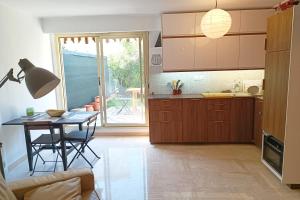 Refurbished apartment with terrace and garden