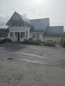 Gårdsidyll i flotte omgivelser