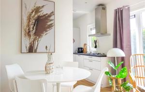 Stunning Home In Heinkenszand With Wifi