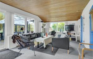 Two-Bedroom Holiday Home With A Fireplace In Rømø