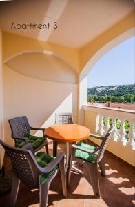 Apartment in Lopar with balcony, air conditioning, W-LAN, washing machine (186-3)